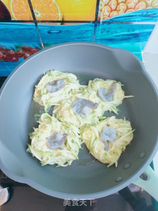 黄油虾仁煎菜饼的做法步骤：6