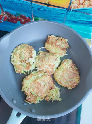 黄油虾仁煎菜饼的做法步骤：7