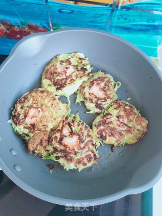 黄油虾仁煎菜饼的做法步骤：8