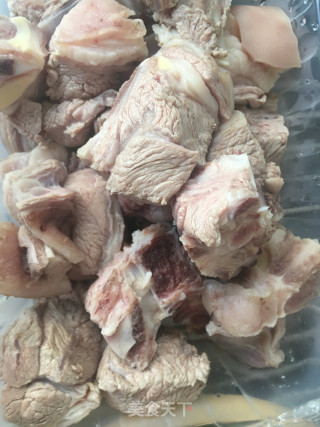 啤酒白菜粉丝烧羊肉的做法步骤：1