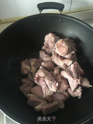 啤酒白菜粉丝烧羊肉的做法步骤：2