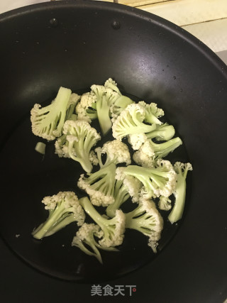 蚝油花菜炒生菜的做法步骤：1
