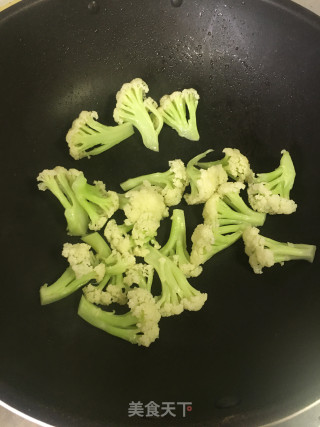 蚝油花菜炒生菜的做法步骤：2
