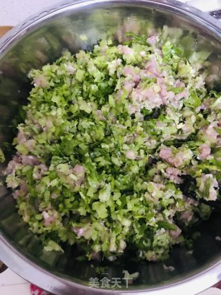 芹菜猪肉水饺的做法步骤：1