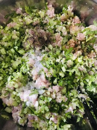 芹菜猪肉水饺的做法步骤：2