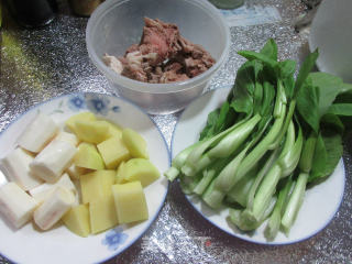 菜芯土豆铁棍山药肉骨汤的做法步骤：1