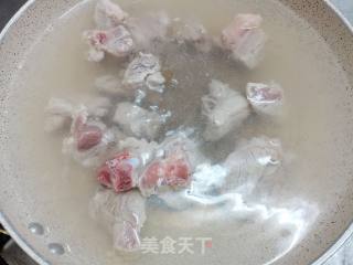 鱿鱼排骨萝卜汤的做法步骤：2