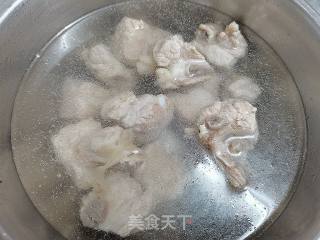 鱿鱼排骨萝卜汤的做法步骤：3