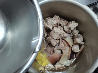 鱿鱼排骨萝卜汤的做法步骤：6