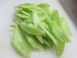 培根莴笋炒白佛手瓜的做法步骤：3