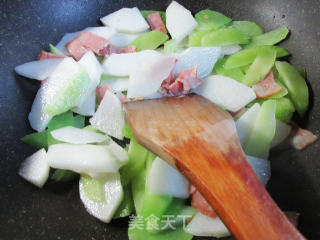 培根莴笋炒白佛手瓜的做法步骤：7