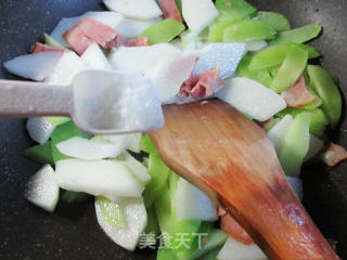 培根莴笋炒白佛手瓜的做法步骤：9