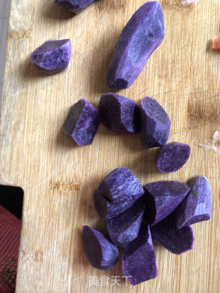 紫色土豆烧肥肠的做法步骤：1
