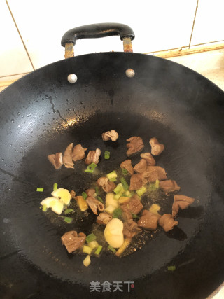 紫色土豆烧肥肠的做法步骤：3