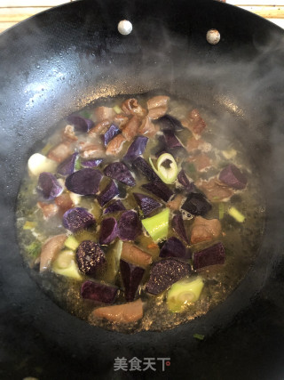 紫色土豆烧肥肠的做法步骤：5