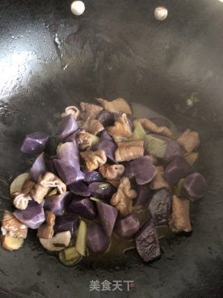 紫色土豆烧肥肠的做法步骤：6