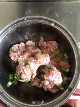 豌豆尖肉丸子汤的做法步骤：1