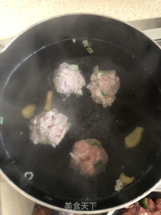 豌豆尖肉丸子汤的做法步骤：3
