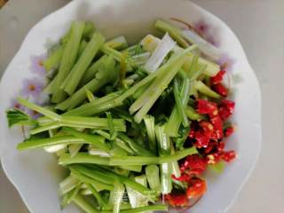 芹菜炒牛肉的做法步骤：1