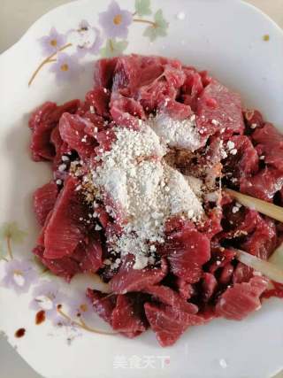芹菜炒牛肉的做法步骤：2