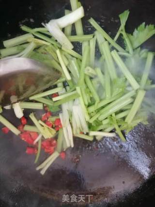 芹菜炒牛肉的做法步骤：5