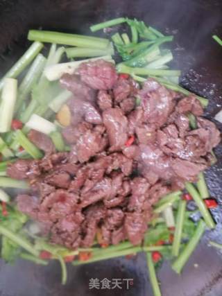 芹菜炒牛肉的做法步骤：6