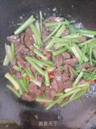 芹菜炒牛肉的做法步骤：7