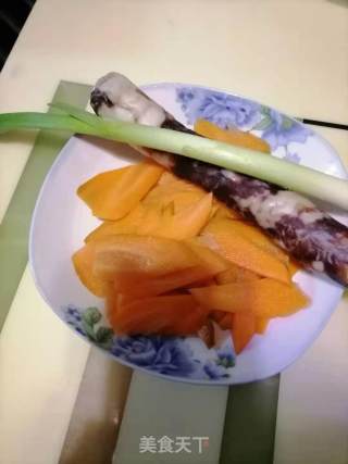 胡萝卜炒腊肠的做法步骤：1