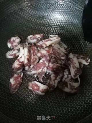 胡萝卜炒腊肠的做法步骤：2