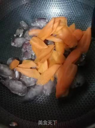 胡萝卜炒腊肠的做法步骤：3