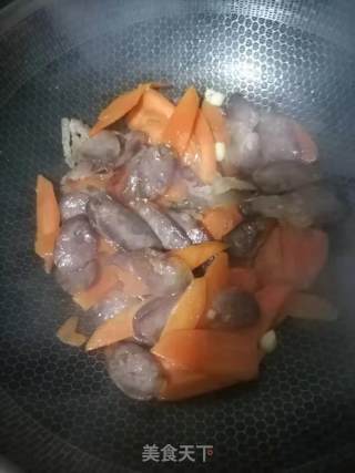 胡萝卜炒腊肠的做法步骤：4