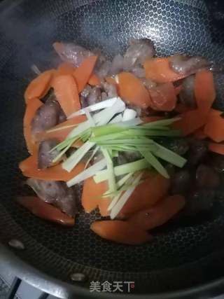 胡萝卜炒腊肠的做法步骤：5