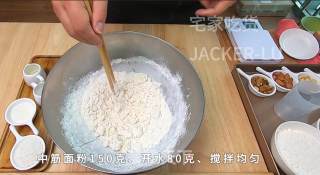 空心糖饼，趁热咬一大口，入口酥脆加上甜蜜的糖汁、满满幸福感。的做法步骤：2