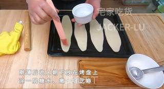 空心糖饼，趁热咬一大口，入口酥脆加上甜蜜的糖汁、满满幸福感。的做法步骤：12