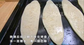 空心糖饼，趁热咬一大口，入口酥脆加上甜蜜的糖汁、满满幸福感。的做法步骤：13