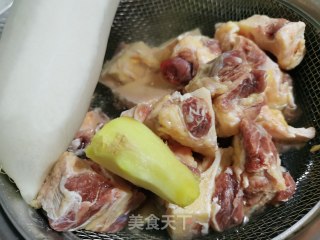 牛尾萝卜汤的做法步骤：1