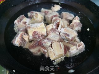 牛尾萝卜汤的做法步骤：2