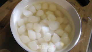 鲜贝肉豆腐汤的做法步骤：1
