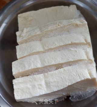 鸡汤炖冻豆腐青菜的做法步骤：1