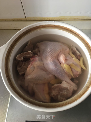 排骨火腿炖鸡汤的做法步骤：2