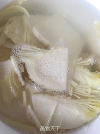 排骨火腿炖鸡汤的做法步骤：3