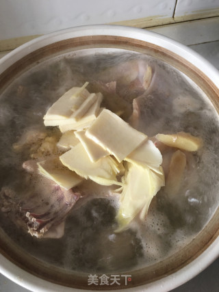 排骨火腿炖鸡汤的做法步骤：4