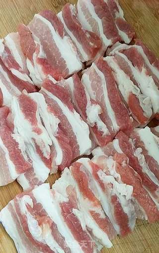 五花肉的做法最好吃的一种。的做法步骤：1