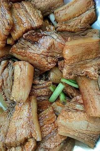 五花肉的做法最好吃的一种。的做法步骤：3