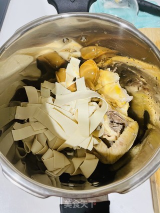 鲍鱼千张鸡汤的做法步骤：3