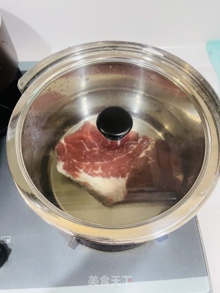 番茄焖牛腩的做法步骤：1