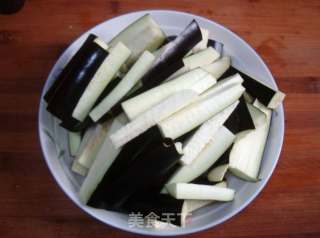 简单的家常小炒鱼香茄子的做法步骤：2