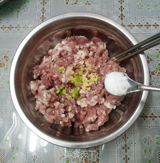 萝卜粉条肉圆汤的做法步骤：2