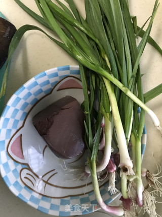 羊血炒大蒜的做法步骤：1