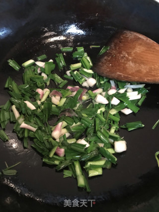 羊血炒大蒜的做法步骤：2